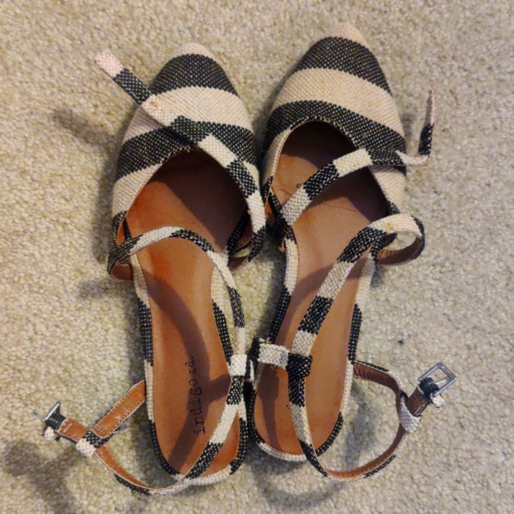 Flat sandals
